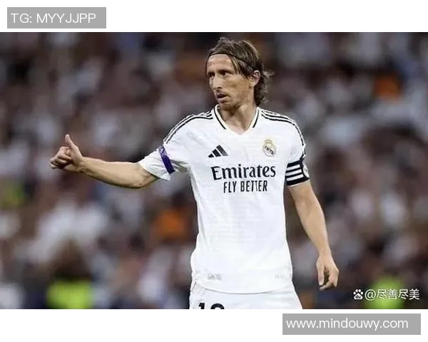 白发足球巨星的传奇人生与不老神话，征战绿茵场的岁月与荣耀